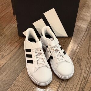 ADIDAS Grand Court 2.0 NEW size 4 youth